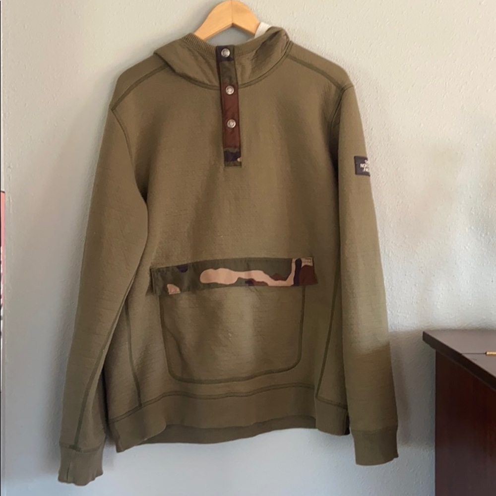 North face jacket w/hood and front pocket